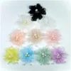 Fleurs décoratives 10pcs / lot 7,5 cm Pearls Organza Tissu en mousseline de mousseline fleur de fleur artificielle pour robe de mariée broche couvre