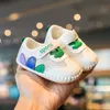 Sneakers Summer Nowe 0-1-letni Baby Sofe Sole Walking Buty dla dziecięcych oddychających niemowlęta i młodych nie spadnie H240510