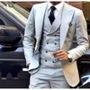 Ny ankomst Groomsmen Light Grey Groom Tuxedos Peak Lapel Men Suits Wedding Best Man Bridegroom Jacket Pants Vest Tie L210 2681