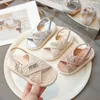 Sandals Summer Girls 2024 Nieuwe kinderen zachte zool Romeinse schoenen Little Bow Princess Beach Trend H240510