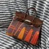 12A 1: 1 Designer -Taschenbeutel von höchster Qualität speziell angepasstes Nischen -Graffiti Dekoratives Design handgefertigtes Wachsfaden genähte Silberschnalle 25 cm Luxushandtaschen mit Schachtel.