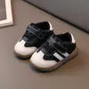 Tênis 2023 Primavera e outono Novos sapatos de couro para crianças para meninas versáteis pequenos meninos brancos SOLE SOLE coreana edição H240510