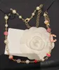 Luksusowa jakość Charm Choker Wiselant Designer Biżuteria z różową i białą skorupą Pearl Peads Styl Emalia ma pudełko na znaczki PS3643B