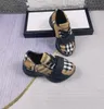 Designer per bambini scarpe da bambino di alta qualità per ragazzi ragazze da gambetti di ricamo a strisce comode per bambini sneaker casual in pelle genuina 01