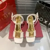 Сексуальные универсальные женские роскошные сандалии дизайнер дизайнер красные толстые каблуки высококачественные пары семейная женская шарм сандалии заклепки