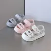 Sandals Boys Sports 2023 Été Nouvelles filles Baotou Beach Shoes Soft Sof Sole Anti Slip Baby H240510