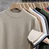 メンズセーター2024秋の冬ファッションソリッドカラーセータートップスオスの太い暖かいベルベットジャンパー男性長袖ニットU107