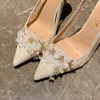 Sandálias de flores brancas francesas do quadril sapatos de noiva Mulheres saltos finos saltos altos Sandália de verão 240228