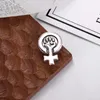 Broscher feminism emaljstift silver färg näve kvinnlig kraft inspirerande lapel metall märken inspiration smycken gåva grossist