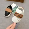 Småbarnsdesigner babyskor pojkar mjuka sula sneakers nyfödda baby promenadskor mjuka förskoleflickor anti slip sko 0-6-12 månader