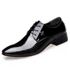 Chaussures décontractées est italien oxford pour hommes Luxury Patent Leather Wedding Pointed Robe Classic Derbies Plus taille 38-48