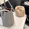 Nouveau mini sac de seau de galets en cuir de luxe en cuir souple Lignes minimalistes de sangle réglable sac à bandoulière magnétique de poche interne sac à bandoulière