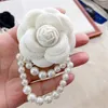 Broschen weiße Kamellien Blumen Brosche Stifte Perle Quasten Corsage Schmucklegierung Stahl für Frauen Hemdkragen Kleidungszubehör