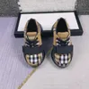 Designer per bambini scarpe da bambino di alta qualità per ragazzi ragazze da gambetti di ricamo a strisce comode per bambini sneaker casual in pelle genuina 01