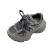 운동화 어린이 신발 2024 여름 새로운 스포츠 세련된 중학교 달리기 학생 H240510