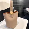 Nouveau mini sac de seau de galets en cuir de luxe en cuir souple Lignes minimalistes de sangle réglable sac à bandoulière magnétique de poche interne sac à bandoulière