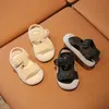 Sandals Chaussures pour bébé 2023 Summer Walking Beach 0-1-3 ans Mentille non glissante et femmes 2 H240510