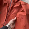 Designers märke Windbreaker Hooded Jackets Herrens medeljacka med full dragkedja i rött