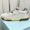 24SS Women Designer Ny Color High Cut Low Top Retro Casual Sneakers Unika ljusgrå och vita kontrastfärger Parade kvinnliga sneakers med metallspännetillbehör