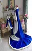 Skräddarsydd fantastisk Royal Blue Long Winter Bridal Capes Wedding Cloaks Faux Fur Winter Wedding Warm Bridal Cloaks5727173