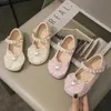 Spring Sweet Girl Prinsesschoenen Elegant Lace Bow Childrens Leer schoenen modieuze pailletten Love Crown Childrens Mary Jane schoenen 240509