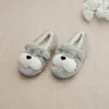 Slippers FayueKey 2024 Autumn Winter Cartoon Dog Cotlow Plexh Mulheres Slipper quente Sapatos planos de chão de Natal Presente de Natal