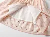 Robes de fille 2025 Fleur bébé robe fumée rose motif rose fleur fleur brodées manches bouffantes robe en coton robe pliée avec boutonl240508