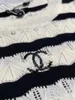 Damen-T-Shirt-Designer 2024 Frühlings-/Sommer Neuer Schwarz-Weiß-Streifen runden Nackenpullover Kurzarm Pendler Vielseitig T-Shirt 8au0