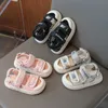 Sandaler barns pojkar Summer Open Toe 2024 Nya Middle School Big Children Baby Girls Little Beach Shoes Baotou Student H240510