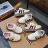 Sneakers 2023 Autumn New Casual Board Shoes for Boys and Girls Bekväm version Middle Little Children Velbs Shell Head Low Top H240510