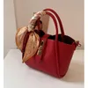 Duffel Bags MaxDutti 2024 Italiaanse bucket Bag Women Fashion Leather Lederen Retro Elegant Red Silk Scarf Party Handtas Messenger