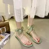 Sandálias 2024 mulheres de verão pérola tirha arco clipe toe praia beia de jogo transparente sapatos romanos zapatos para mujer