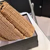 Designerväska kedja vävd axelväska för kvinnor i reffia handväska liten fyrkantig väska handvävd sommar baguette påse crossbody väska på väska sand semester