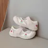Dziewczęta wiosna/lato Nowe dzieci oddychające dla dzieci Koreańskie sporty mody Baotou Odporne na kolizję buty dla niemowląt