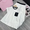 女性のためのセット2ピースセット新しいミウム服刺繍入りレターポケットデザイン色ブロック短袖の上半分の長さの白いスカートセット