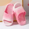 Slipper -Gradienten -Kinderrückschuhe Sommer Neue Jungen und Mädchen im Freien im Freien im Freien Home Anti Slip Fashion Parent Child Cool H240510