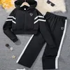 Set di abbigliamento set da due pezzi di felpe con cerniera bianca e nera con cerniere per ragazze invernali pantaloni casual pantaloni da festa di compleanno in costumi da festa di compleanno