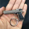 1: 4 Metal Desert Eagle Toy Gun Model Mini Alloy Keychain Look Real Collection Pubg Prop Creative Portable Hangende Gift Decompression speelgoed voor jongens Volwassen verjaardagscadeaus