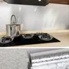 Оконные наклейки на кухню задних панелей можно очистить и наклеить с алюминиевой контактной бумагой для предотвращения масляного тепла