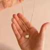 Designer Geometrische Metallschnitzung mit 26 englischen Buchstaben Quadratschild Pendant für Frauen Halskette kupferisch mit Gold nhyt