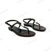 Designer Cassandra Sandalen flache Flip Flops Frauen Gold Sliver Buchstaben Schnalle Mens Tanga Sandalen Patent Leder Sommer Mode Luxus Klassiker T-Strap Sandalenschützer