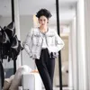 Capucha para mujeres estilo francés en blanco y negro tweed vestido celebridad pequeña chaqueta de fragancia 2024 borde de la borla otoño top corto