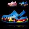 Zomer kinderen Hole Sandalen Led verlichte flitsende lichtschoenen jongens meisjes strand kinderen ademende mode sneakers 240506