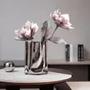 ノルディックシルバー花瓶クリエイティブセラミック花瓶フラワーアートラグジュアリーコーヒーショップモデルルームデコレーションモダンホームデコレーションギフトのアイデア240510