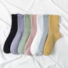 Chaussettes de femmes moyennes blancs de style mince d'été