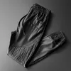 Thoshine Brand Männer Lederhose höchstwertige elastische Taille Joggerhose Motorradtasche Faux Lederhose Harem Pants 20114