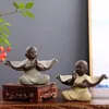Estatuetas decorativas figura cerâmica Little Monk estátua adorável porcelana escultura de arte em casa quarto de escritório de decoração de carro acessórios de decoração
