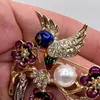 Broszki kolibry w kwiatach broszka pinem rhinestone faux perły Emalia biżuteria dla kobiet