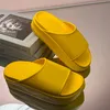 Sandálias de designers lâminas de borracha sandálias femininas masculas chinelas lisadas listradas sandálias de luxo de luxo ao ar livre sandálias de piscina preta