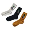 Chaussettes masculines printemps nouveau produit à la mode rue brodée Cartoon Duckling Pattern personnalisé Internet Red Sports Mid Cap Socks Trendy 2B6m